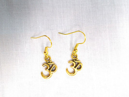 New Meditation Om / Ohm / Aum Gold Tone Charms Dangling Pair Of Drop Earrings - £3.98 GBP