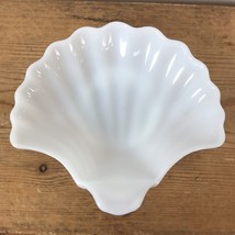 Vintage White Milk Glass Nautical Scallop Sea Shell Candy Trinket Jewelry Dish - £24.17 GBP