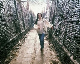 Labyrinth 1986 Jennifer Connelly walks between two walls 4x6 photo - £4.77 GBP