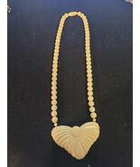 carved ribbed heart shaped cream celluloid necklace with round beads - $1,383.49 MXN