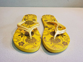 Women&#39;s Yellow w/ Golden Floral Design Flip Flops Size L/G (9-10) (NEW) - $9.85