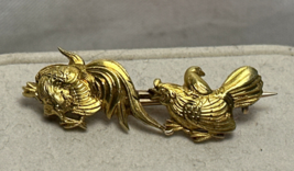 Vtg 18K Yellow Rooster &amp; Chicken Brooch 3.55g Fine Jewelry 10K Bent Pin - £340.24 GBP