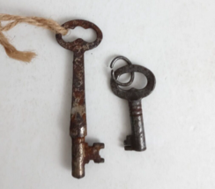 Vintage Set Of 2 Skeleton Keys 2.5&quot; &amp; 1.5&quot; - $4.84