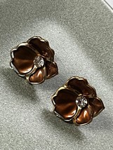 Vintage Delma Marked Brown Plastic Flowers Outlined in Goldtone Metal &amp; Center - £7.46 GBP