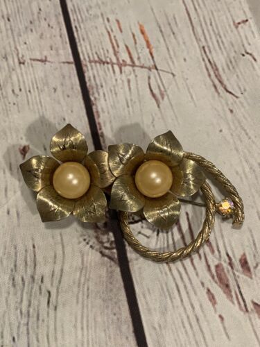 TARA Signed Rare! Vintage Gold Tone Flowers And Large Faux Pearla Brooch - £24.12 GBP