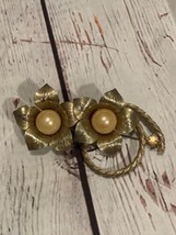 TARA Signed Rare! Vintage Gold Tone Flowers And Large Faux Pearla Brooch - £23.59 GBP