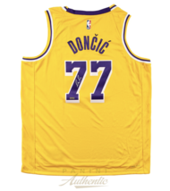 Luka Doncic Autographed Los Angeles Lakers Gold Nike Swingman Jersey Panini - $22,275.52 MXN