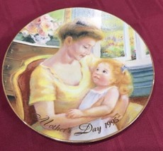 1995 Avon Mother's Day Collector Plate "A Mother's Love" 81/4”Trimmed In22K Gold - $14.99