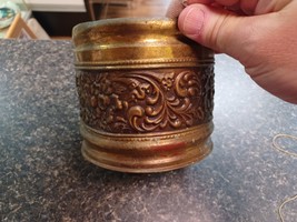 Vtg Old Castle Brass Planter Embossed 4.5&quot; Tall 5&quot; wide Floral Motif Patina - $1,393.56 MXN