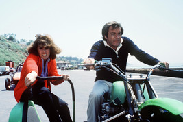 Robert Wagner and Stefanie Powers in Hart to Hart on motorbike side car 18x24 Po - £18.15 GBP