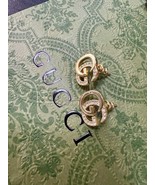 Gucci GG Logo Crystal Gold Tone Stud Earrings - $4,509.84 MXN