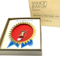 Avon Favorite Pastimes Needle &amp; Thread Lapel Pin Brooch Sewing Jewelry N... - €13,49 EUR