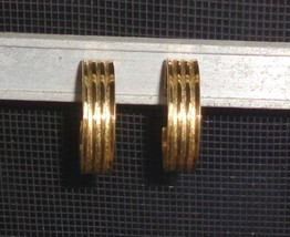 Vtg Gold Tone Textured Stripe Ridged Hoop Clip On Earrings Patented Stamp 7/8&quot; - £9.28 GBP
