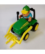 John Deere Tractor Hay Fork Loader Farm Vehicle And Farmer Figure - $250.02 MXN
