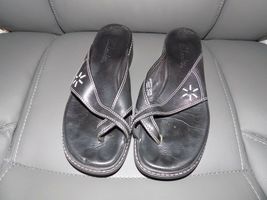 Clarks Leather Black Slide Thong Shoes Size 6M  Women's EUC - $28.80