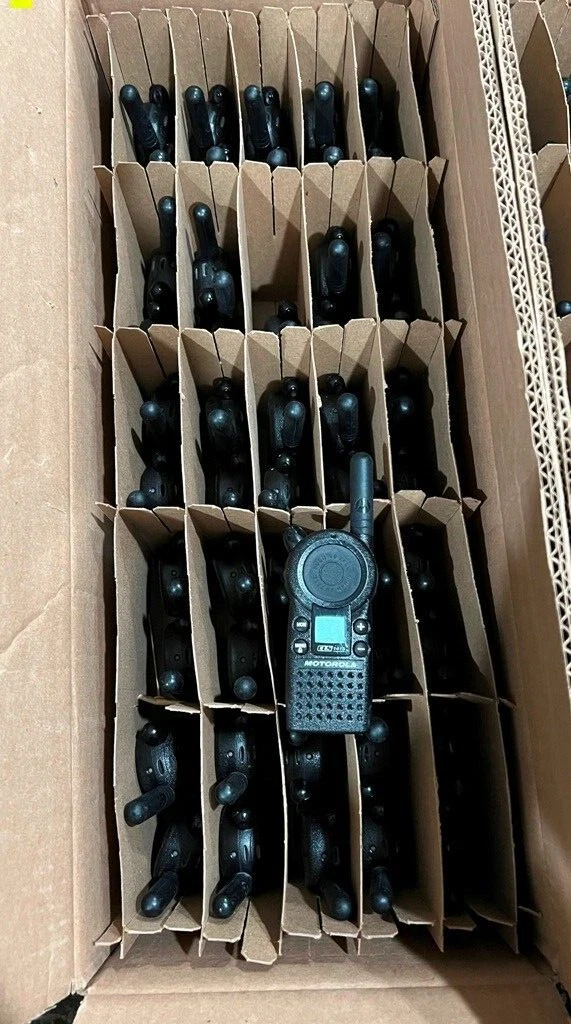 100 Motorola CLS1413 4 Channel UHF Two-Way Radio Walkie Talkie - $3,207.77 CAD