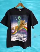 Delta Rainbow Alien Riding A Kitty Cat Shirt Men’s Size L  Large - $281.23 MXN