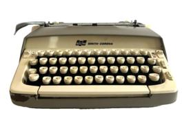 Vintage 1981 Smith-Corona Galaxie Typewriter w/ Case Selling AS IS, VIDE... - $42.13