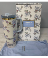 The Stanley X Love Shack Fancy Holiday Quencher Cup 40 OZ - Rosa Beaux Blue - €47,62 EUR The Stanley X Love Shack Fancy Holiday Quencher Cup 40 OZ - Rosa Beaux Blue - €47,62 EUR