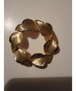 Vintage Brooch Textured Gold Tone Leaf Circle Pinback Pin Jewelry  - £19.27 GBP