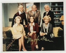 An item in the Entertainment Memorabilia category: Mary Tyler-Moore & Betty White Autographed Signed Glossy 8x10 Photo