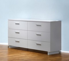 63" White Six Drawer Double Dresser - $18,611.27 MXN