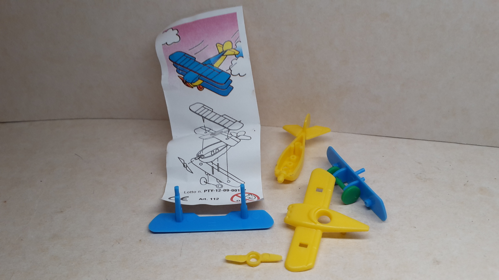 Maraja - Art 112 Airplane (blue/yellow) + paper - Surprise egg - $1.50