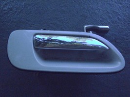 1996 1997  CONTINENTAL RIGHT REAR DOOR HANDLE OPAL WK USED OEM LINCOLN - $1,583.46 MXN
