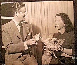 HEDY LAMARR: (HEDY LAMARR CANDID VINTAGE PHOTO 1940,S) RARE CANDID PHOTO - $138.10 CAD