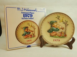 M.J. Hummel Annual Plate 1979 In Bas Relief with original box  FD494 - £11.95 GBP