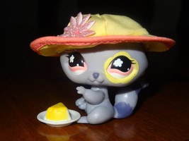 Littlest Pet Shop LPS 597 Purple Lavender Raccoon Pink Flower Hat Cake F... - $175.77 MXN