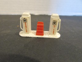 Vtg Plasticville HO Scale Gas Station Pumps  Rack Red White Black Part   PR - $2.80
