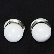 Bergere Signed Clip on Earrings Silver Tone White Lucite Round Center 1&quot;... - €15,20 EUR