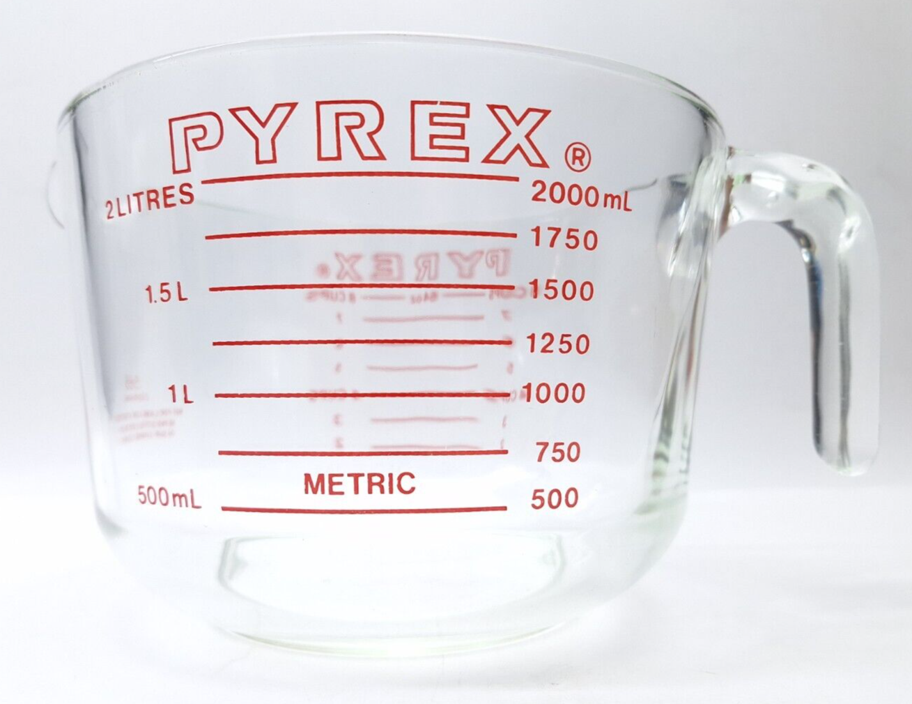 Primary image for PYREX 8 Cups 64 OZ 2 QT Litre Large Clear Glass Measuring Bowl Red Lettering