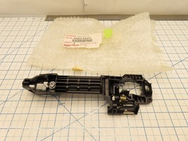 Toyota 69202-AA011 Front Door Handle Base Mount Left LH Drivers - $1,492.10 MXN