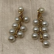 VINTAGE 1960 SARAH COVENTRY *PEARL FLATTERY* DANGLING PEARLS CLIP EARRINGS - £18.90 GBP