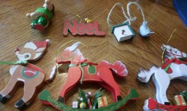  LOT OF 6 VINTAGE WOOD  CHRISTMAS ORNAMENTS - ROCKING HORSE,RUDOLPH,BIRD... - $166.26 MXN