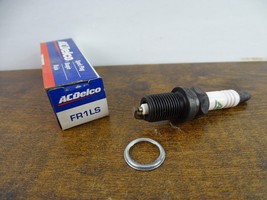 FR1LS SPARK PLUG (BRAND NEW IN BOX) AC DELCO NEW OLD STOCK - $2.99