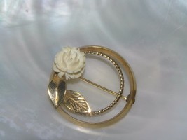 Vintage Goldtone Circle with Carved Cream Rose Flower &amp; Leaves Pin Brooch –1 and - £9.77 GBP