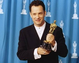 Tom Hanks holds his Oscar for 1995 Forrest Gump 8x10 inch photo - £7.85 GBP