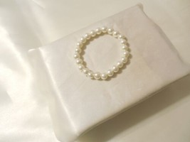 Department Store 7&quot; Simulated Glass Pearl Stretch Bracelet C892 - £7.06 GBP