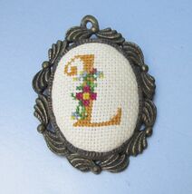 The Creative Circle Handmade Cross Stitch Initial "L" Vtg Pendant Brooch... - $12.86