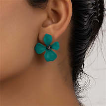 Green Floral Stud Earrings - £10.21 GBP
