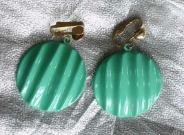 Elegant Aqua Green Enamel Gold-tone Drop Clip Earrings 1980s vintage 1 3/4&quot; - £10.35 GBP
