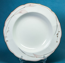 Mikasa Bellamy Large Rim Soup Bowl 9" Gold Rim Pink Calla Lily Cap II Mint - €6,01 EUR Mikasa Bellamy Large Rim Soup Bowl 9" Gold Rim Pink Calla Lily Cap II Mint - €6,01 EUR