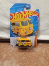 Hot Wheels Volkswagen Kool Kombi Yellow Vw Hw Surf&#39;s Up Mooneyes HKJ33 2023 - £2.26 GBP