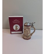 HALLMARK KEEPSAKE BEER STEIN ORNAMENT 2019 REPAINT EVENT EXCLUSIVE W/BOX - $846.75 MXN