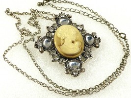 Silver tone metal chain Oval pretty cameo pendant necklace 27&quot;L - £18.94 GBP