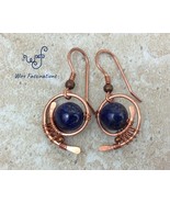 Handmade lapis lazuli earrings: copper wire wrapped swirl - €23,96 EUR