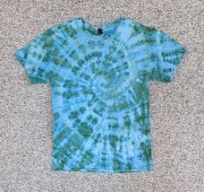 NEW Gildan Men’s Bright Blue Green Spiral Ice Tie Dye Short Sleeve Shirt... - €17,72 EUR NEW Gildan Men’s Bright Blue Green Spiral Ice Tie Dye Short Sleeve Shirt... - €17,72 EUR